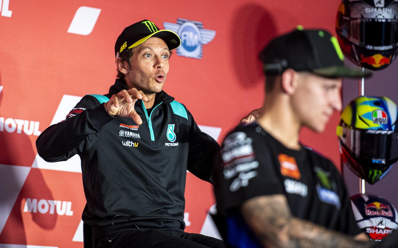 Valentino Rossi heeft het hoogste woord tijdens de persconferentie op het TT Circuit. Op de voorgrond een van de grote favorieten voor het weekend, Fabio Quartararo. Valentino Rossi heeft het hoogste woord tijdens de persconferentie op het TT Circuit. Op de voorgrond een van de grote favorieten voor het weekend, Fabio Quartararo.