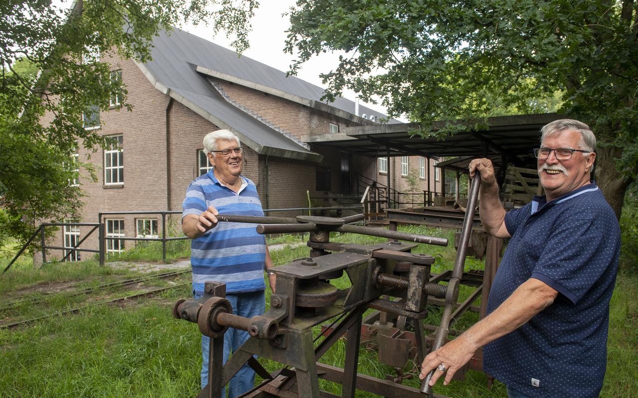 Kobus Beukers (links) en Stef Heijnen bij de oude Fijnfabriek, op de achtergrond de kantelinstallatie.