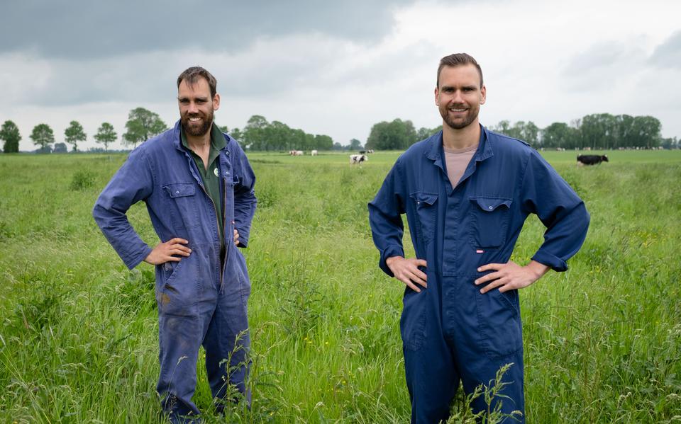 Jan Mello (links) en Albert Nieuwenhuis in hun kruidenrijk grasland in Den Ham.
