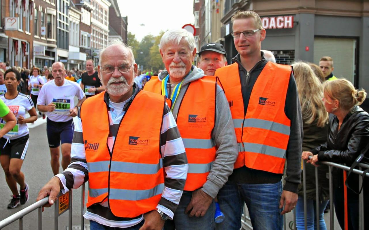 Klaas Haan (midden) op zijn vaste plek op de hoek van de Herestraat en het Gedempte Zuiderdiep. Klaas Haan (midden) op zijn vaste plek op de hoek van de Herestraat en het Gedempte Zuiderdiep.
