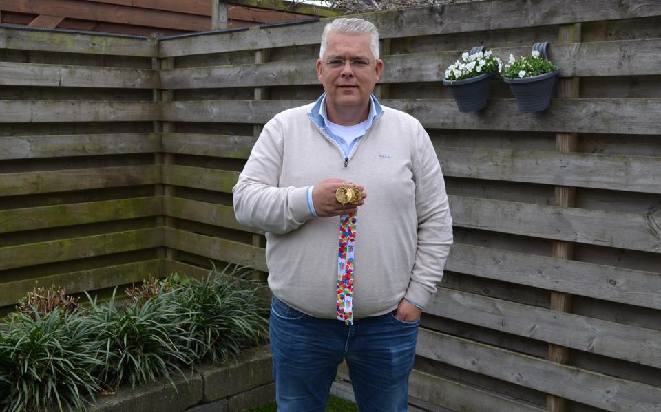 Patrick Bies van de avondwandelvierdaagse in Stadskanaal toont enkele medailles. 