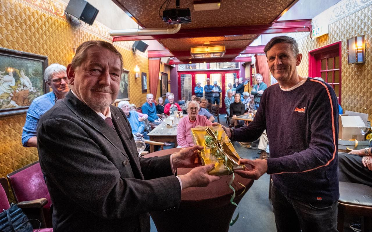 Jean Pierre Rawie overhandigt het Gouden Schepje voor de mooiste geveltuin van het A-Kwartier aan Jan Willem Kok. Jean Pierre Rawie overhandigt het Gouden Schepje voor de mooiste geveltuin van het A-Kwartier aan Jan Willem Kok.