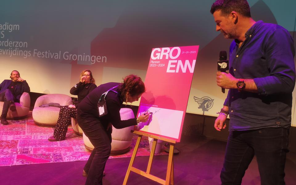Festivaldirecteuren Paul Grimmius (Paradigm), Marlene Boere (ESNS), Femke Eerland (Noorderzon) en Ebel Jan van Dijk (Bevrijdingsfestival Groningen) ondertekenden samen het GROENN Manifest. Ook wethouder Kirsten de Wrede zette haar handtekening eronder.