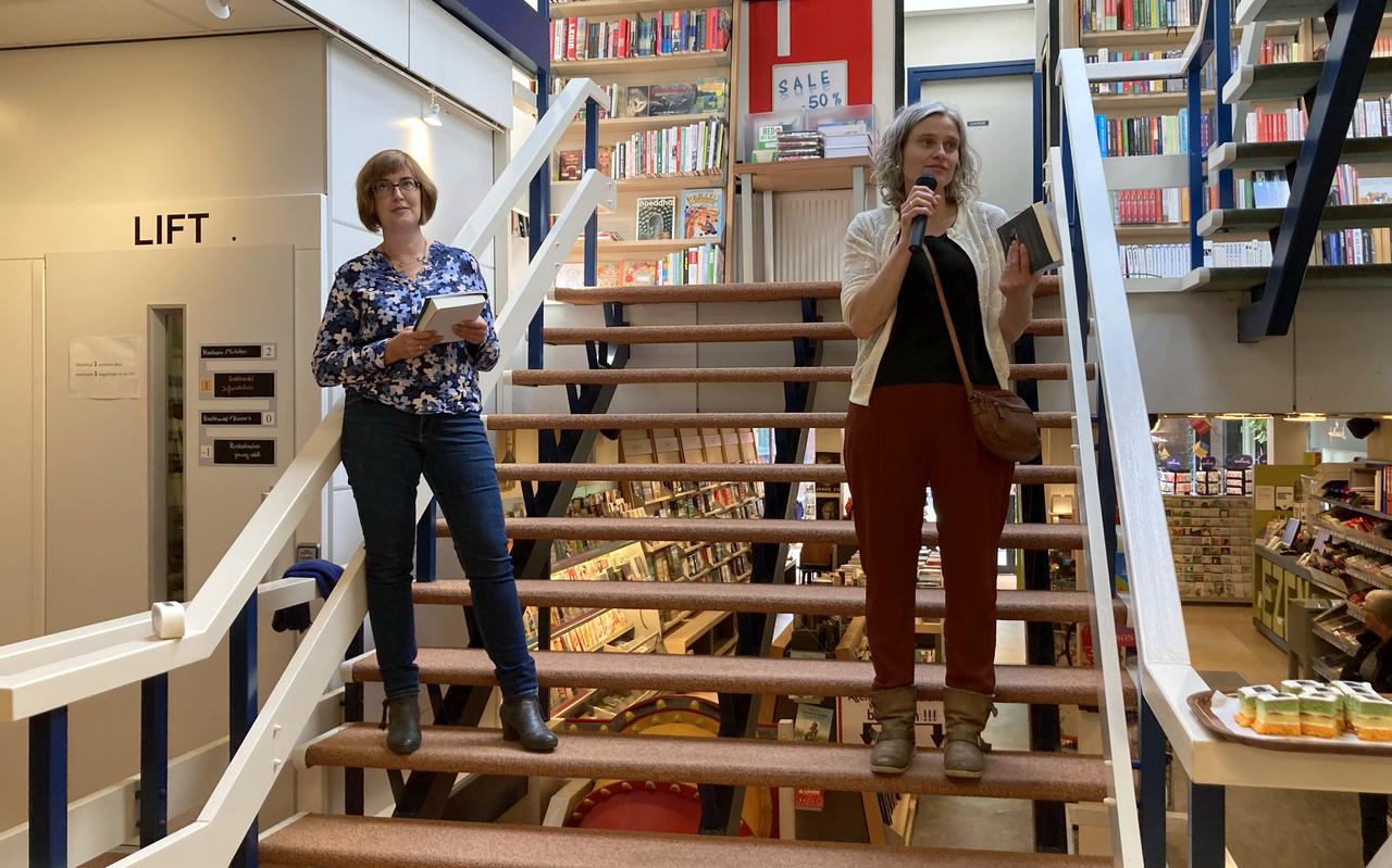 Debuterend schrijfster Elisa Alkema (rechts) met haar redacteur Franciska Folkertsma tijdens de presentatie van de roman 'Avé' in Emmen. 