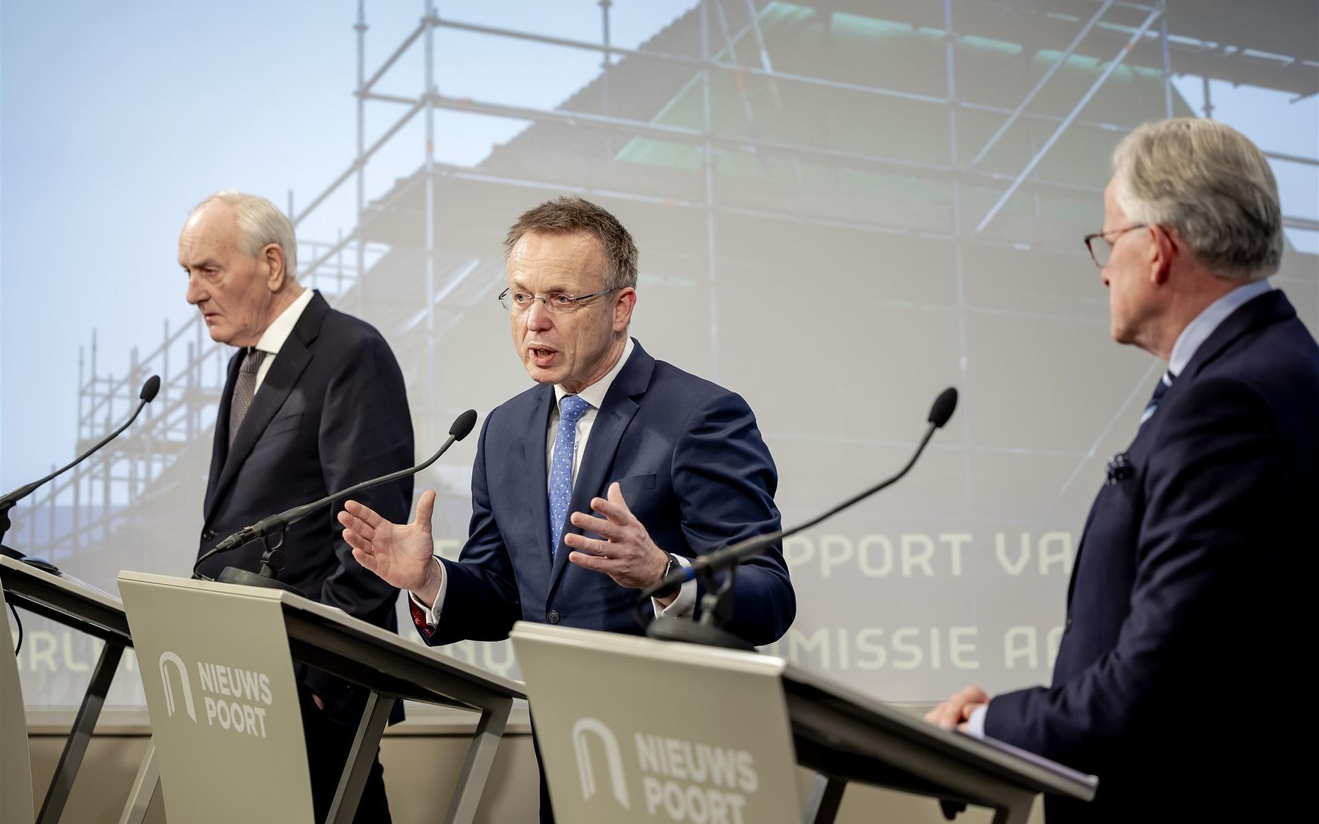Johan Remkes, René Paas en Koen Schuiling geven een persconferentie in Nieuwspoort in Den Haag.
