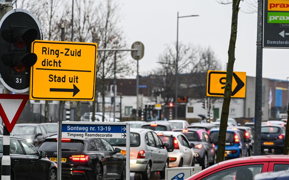 In het centrum van Groningen staat het verkeer al de hele middag muurvast. 