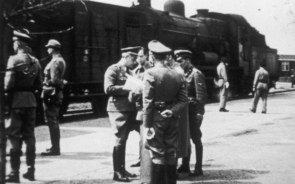 Kampcommandant Gemmeker met enkele SS-officieren bij een trein in Westerbork.
