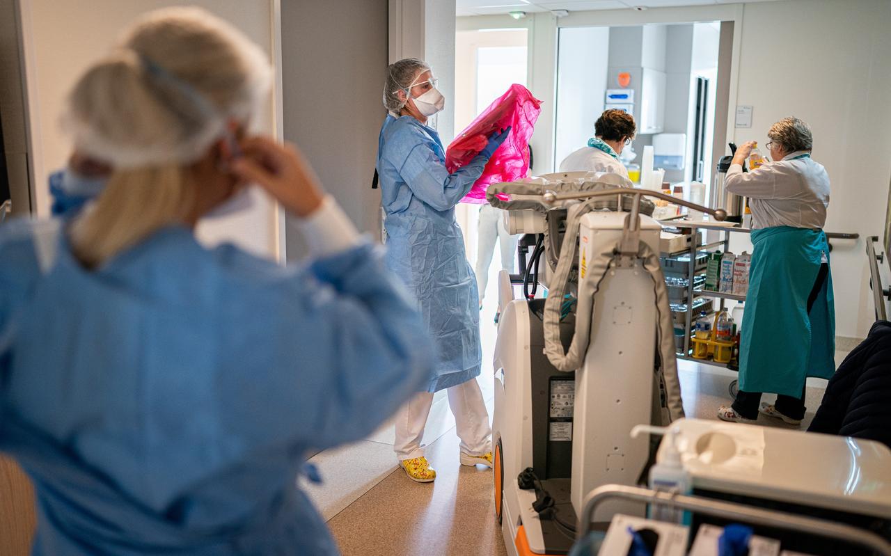 Personeel maakt op een verpleegafdeling in de Treant-locatie Scheperziekenhuis in Emmen een kamer vrij voor corona. Foto: Jaspar Moulijn Personeel maakt op een verpleegafdeling in de Treant-locatie Scheperziekenhuis in Emmen een kamer vrij voor corona. Foto: Jaspar Moulijn
