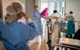 Personeel maakt op een verpleegafdeling in de Treant-locatie Scheperziekenhuis in Emmen een kamer vrij voor corona. Foto: Jaspar Moulijn