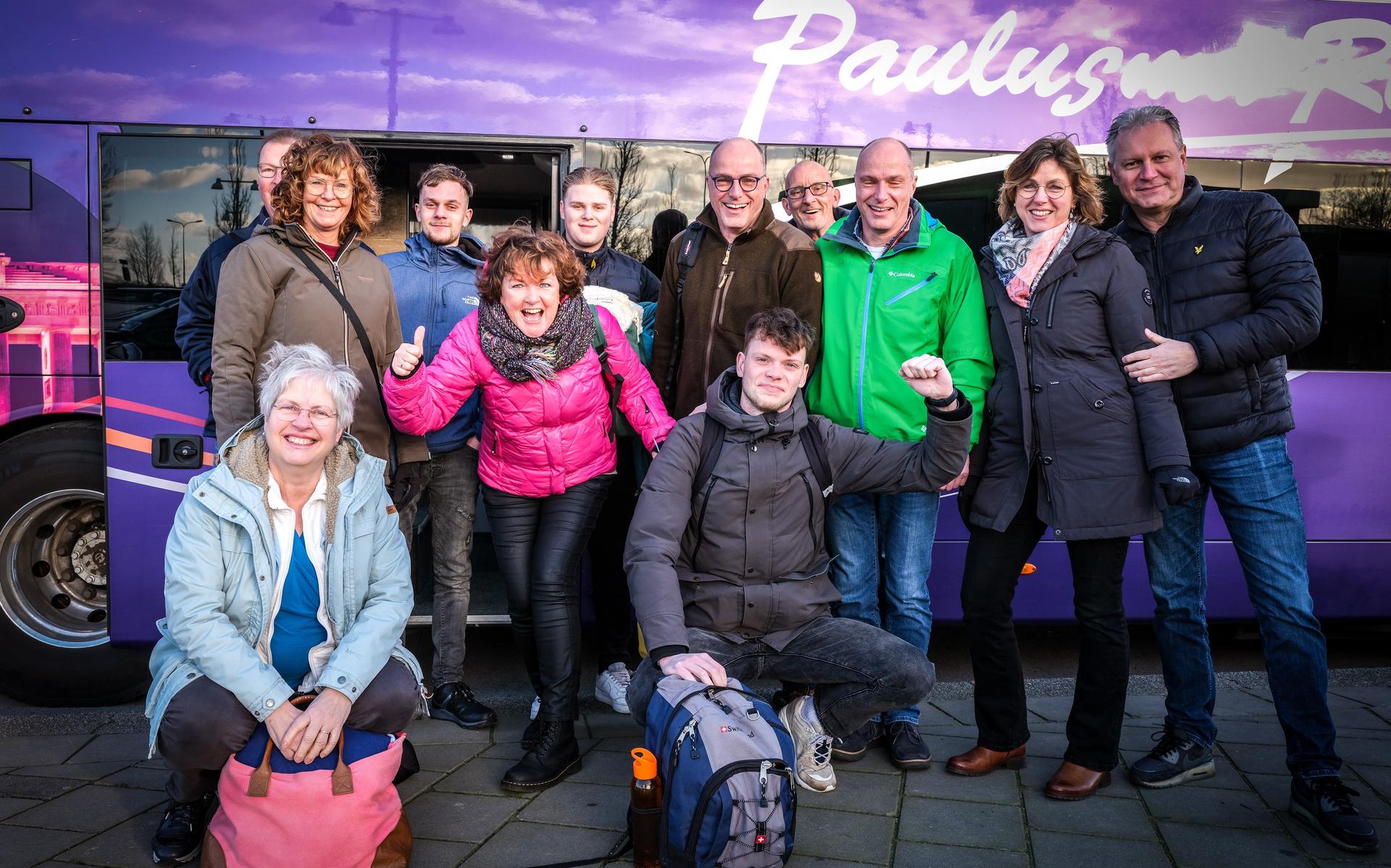 Reizigers, uitzwaaiers en chauffeurs bij de skibus van Paulusma Reizen die zondag vertrok vanaf P+R Hoogkerk.