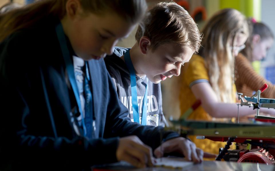 Kinderen laten knutselen met techniek kan helpen hun kansen op een goede opleiding te verhogen.