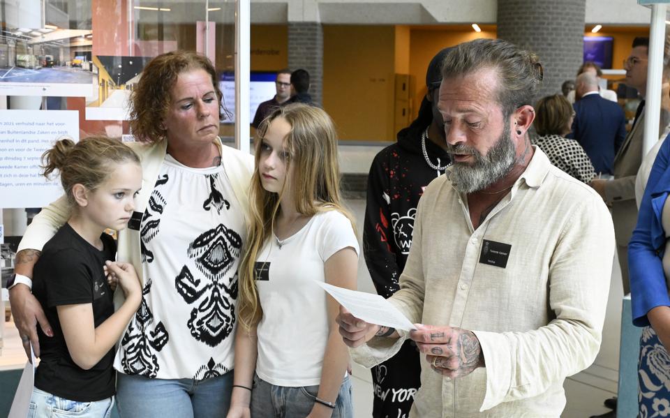 Met hun jarenlang uithuisgeplaatste kinderen Zoé (11 jaar) en Nora (10 jaar) bieden Gerda en Jurgen Deceuninck uit Pesse namens een groep toeslagenouders een petitie aan aan de Tweede Kamercommissie Justitie en Veiligheid. Zowel de ouders als de beide kinderen gaven toestemming om hun naam en foto te publiceren.