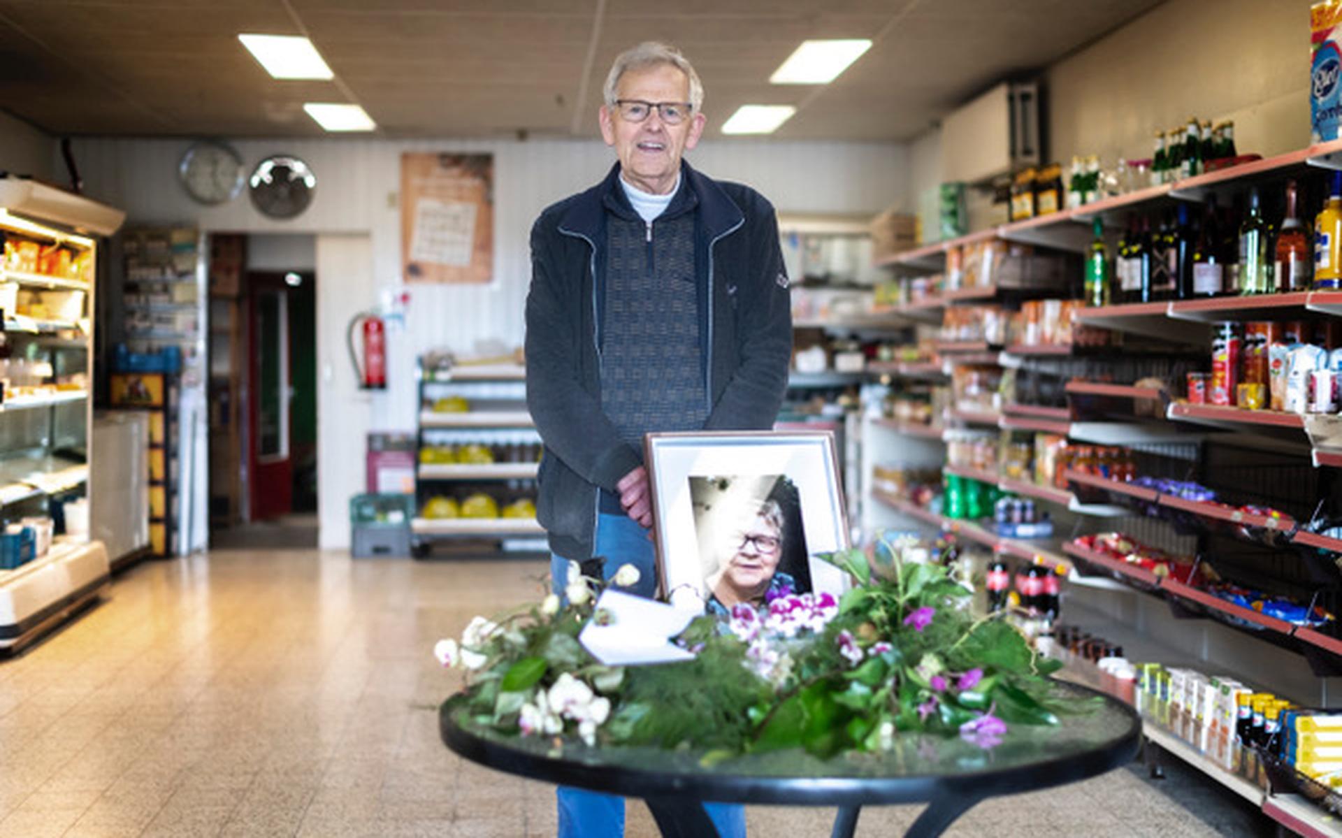 Lammert is de laatste kruidenier van Westerlee. En hij stopt zonder zijn Henny: zij overleed een maa