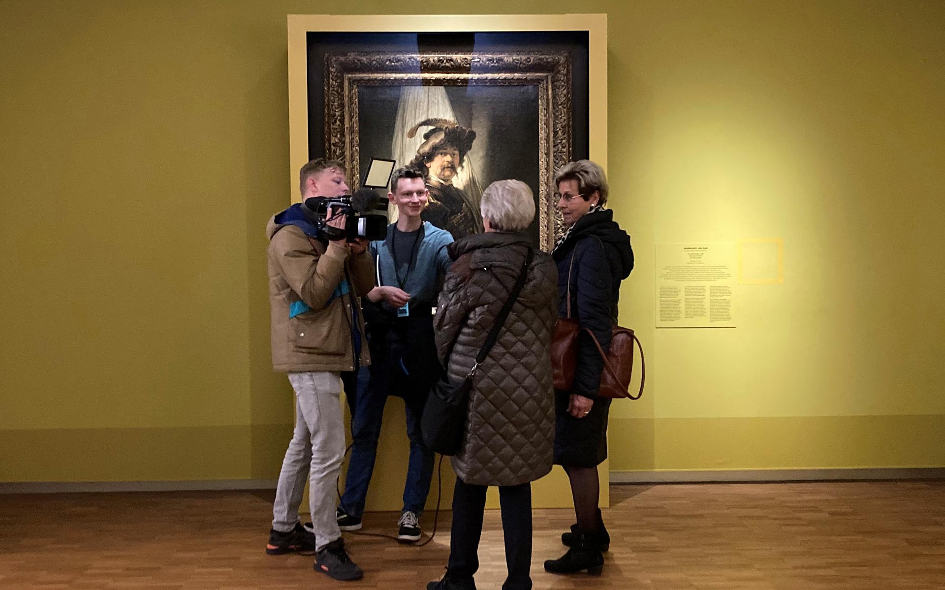 Niet alleen De vaandeldrager genereerde dinsdag in het Groninger Museum belangstelling. Er was ook (media)aandacht voor bezoekers.  