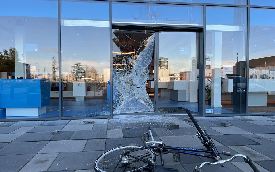 De schade aan de winkelpui van Coolblue in Groningen.