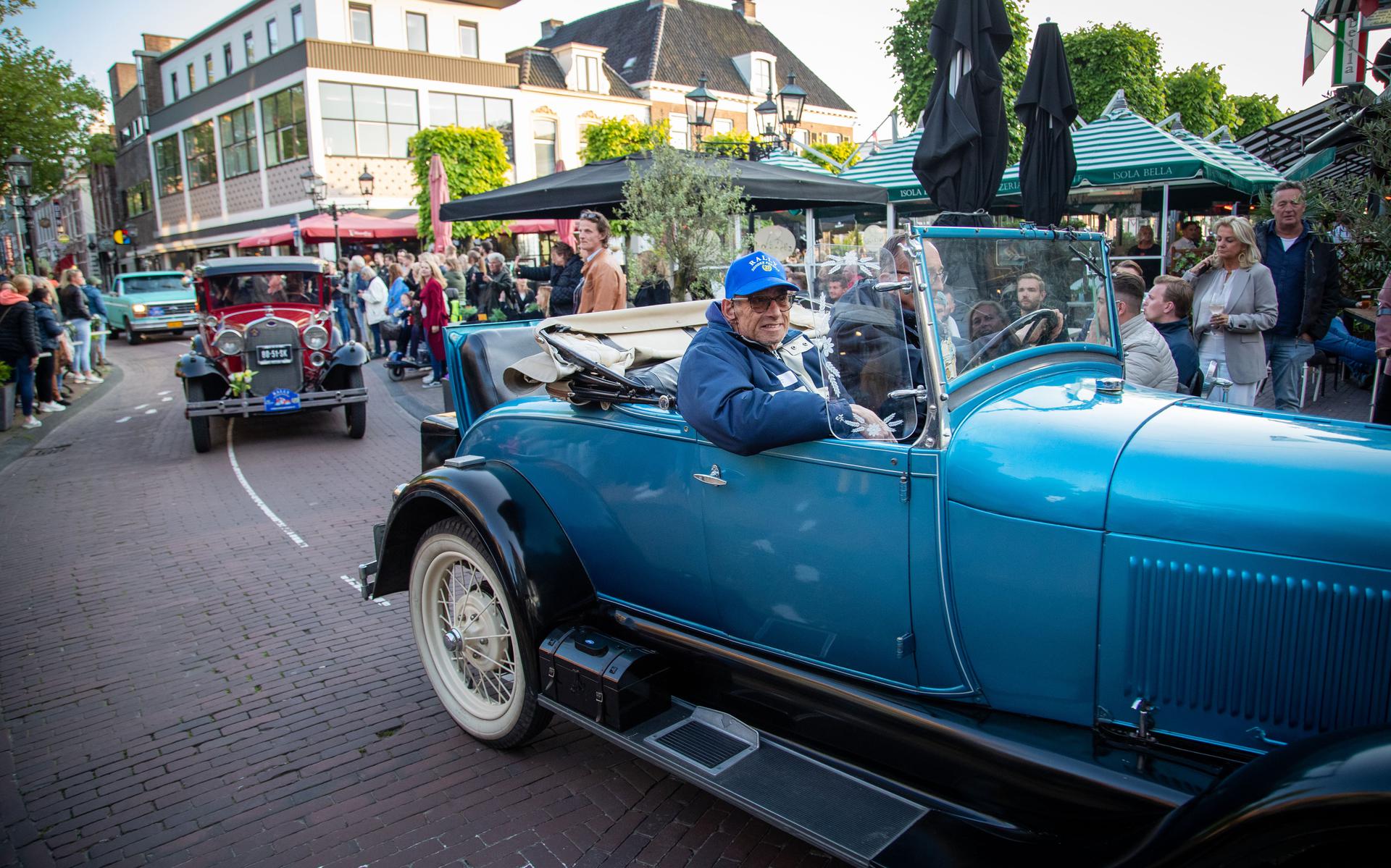 In zo’n 150 klassieke auto’s, cabrio’s en sportwagens maakten cliënten van Vanboeijen vrijdagavond een toertocht door de binnenstad van Assen.