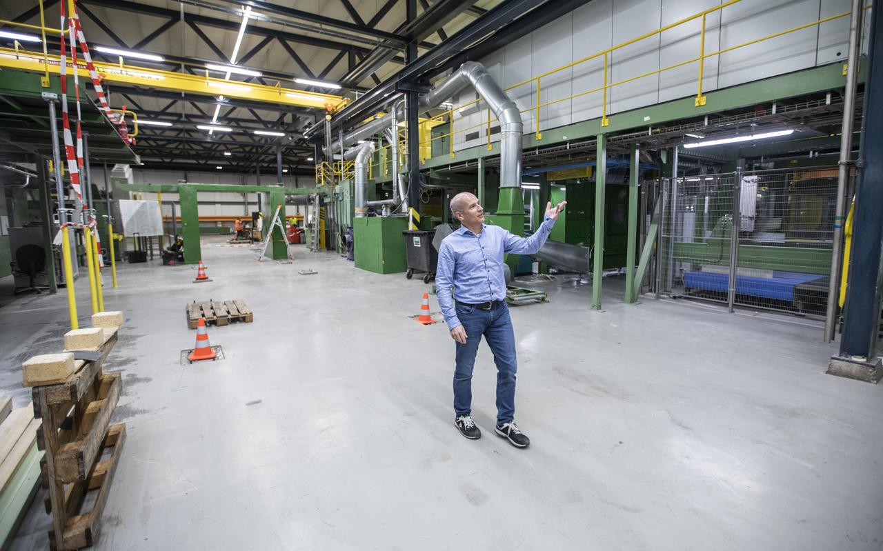Jeroen Kleef op de vloer bij een klant waar S&S Systems heeft geholpen het productieproces efficiënter te maken.