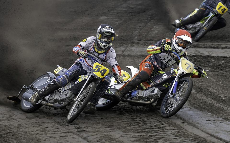Thuisrijder Mark Beishuizen (nummer 7) in duel met Mika Meijer (nummer 54) uit Winschoten. Beishuizen blijft zijn rivaal nipt voor en eindigt als derde tijdens de Pinksterraces in Stadskanaal.