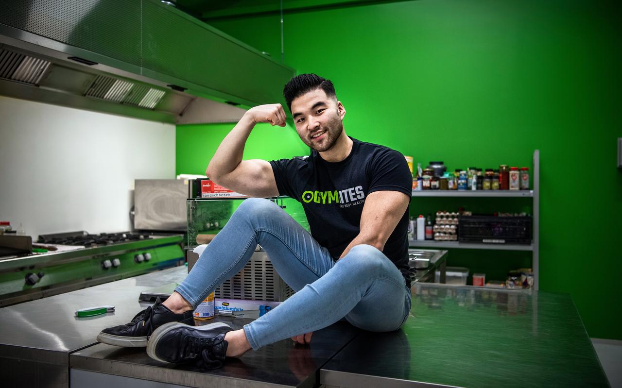 Jesse Mellema (23) in de keuken van GymBites aan de Friesestraatweg. Jesse Mellema (23) in de keuken van GymBites aan de Friesestraatweg.