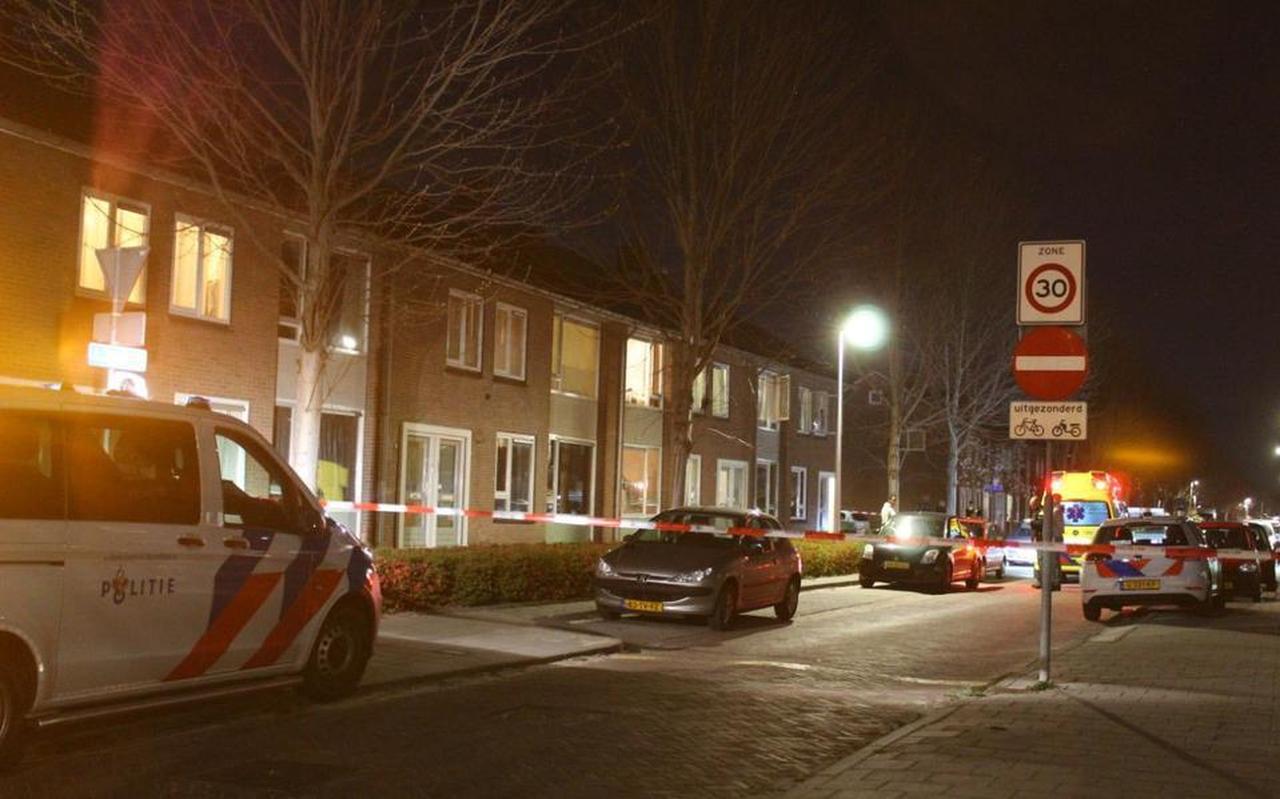 De straat is afgesloten nadat er een schietpartij is geweest. Foto: De Vries Media De straat is afgesloten nadat er een schietpartij is geweest. Foto: De Vries Media