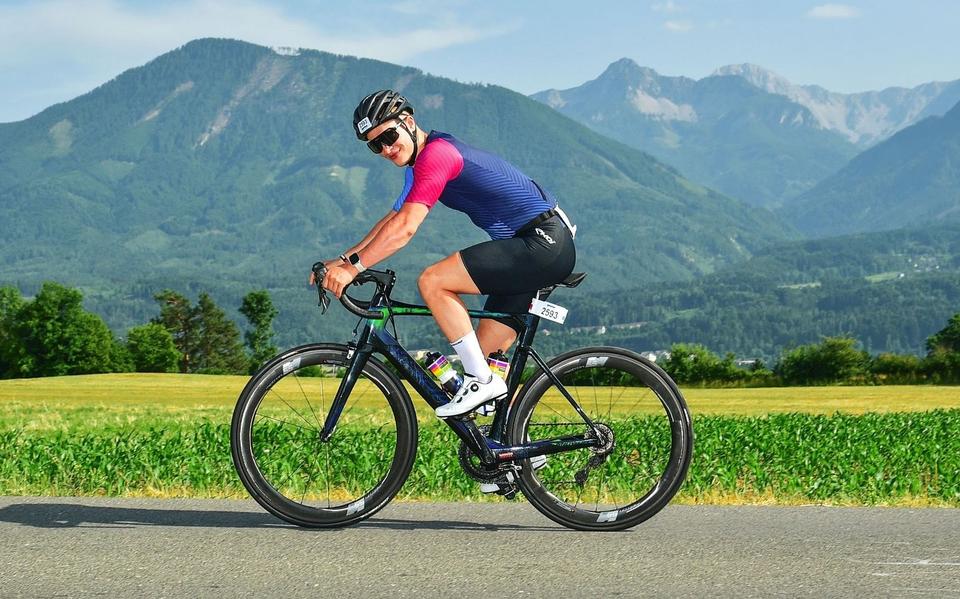 Niels Spoelman op de fiets tijdens de Iron Man in Klagenfurt.