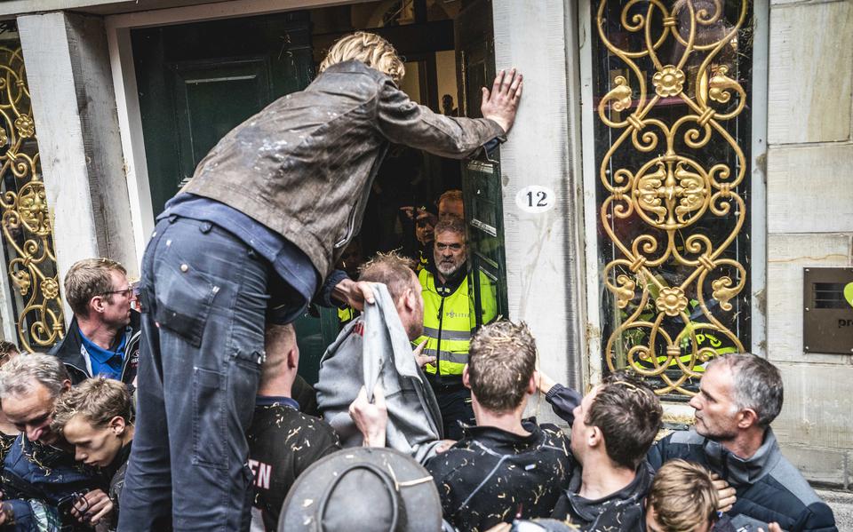 De stemming sloeg maandag om in Groningen toen demonstrerende boeren het provinciehuis probeerden binnen te dringen.