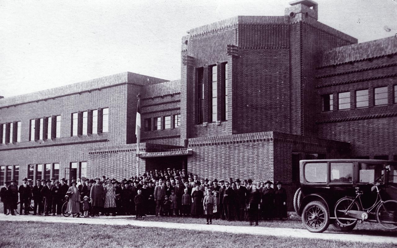 Het huidige hoofdgebouw van de RSG werd in 1924 geopend. Het huidige hoofdgebouw van de RSG werd in 1924 geopend.