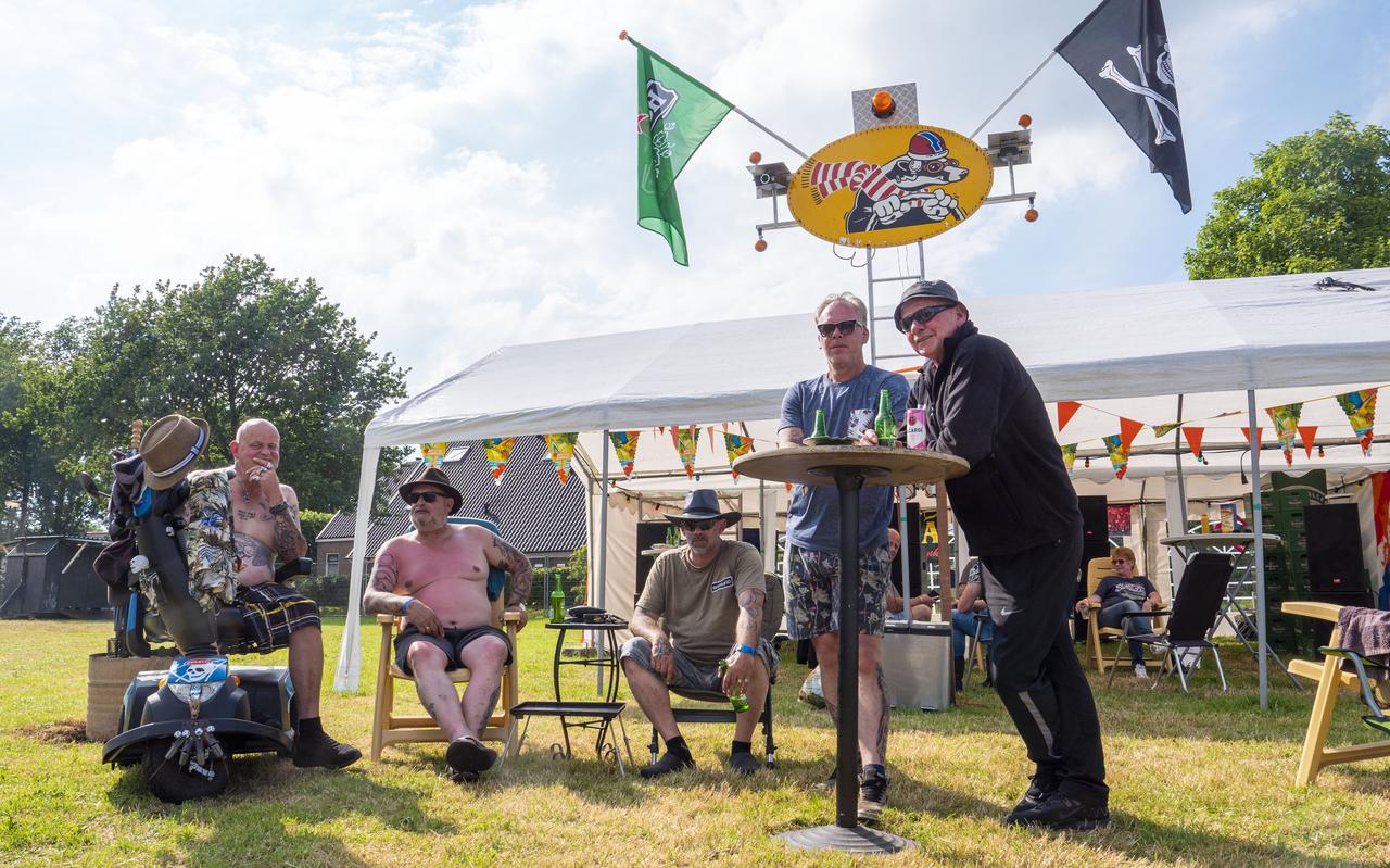 Team Dichtershof op TT-camping De Vledder, vlnr Theo (61) de gast, Martin (58) joker 1, Bernard (53) joker 2, Teun jr. (48) de techneut en Theo sr. (68) het aanspreekpunt. Team Dichtershof op TT-camping De Vledder, vlnr Theo (61) de gast, Martin (58) joker 1, Bernard (53) joker 2, Teun jr. (48) de techneut en Theo sr. (68) het aanspreekpunt.