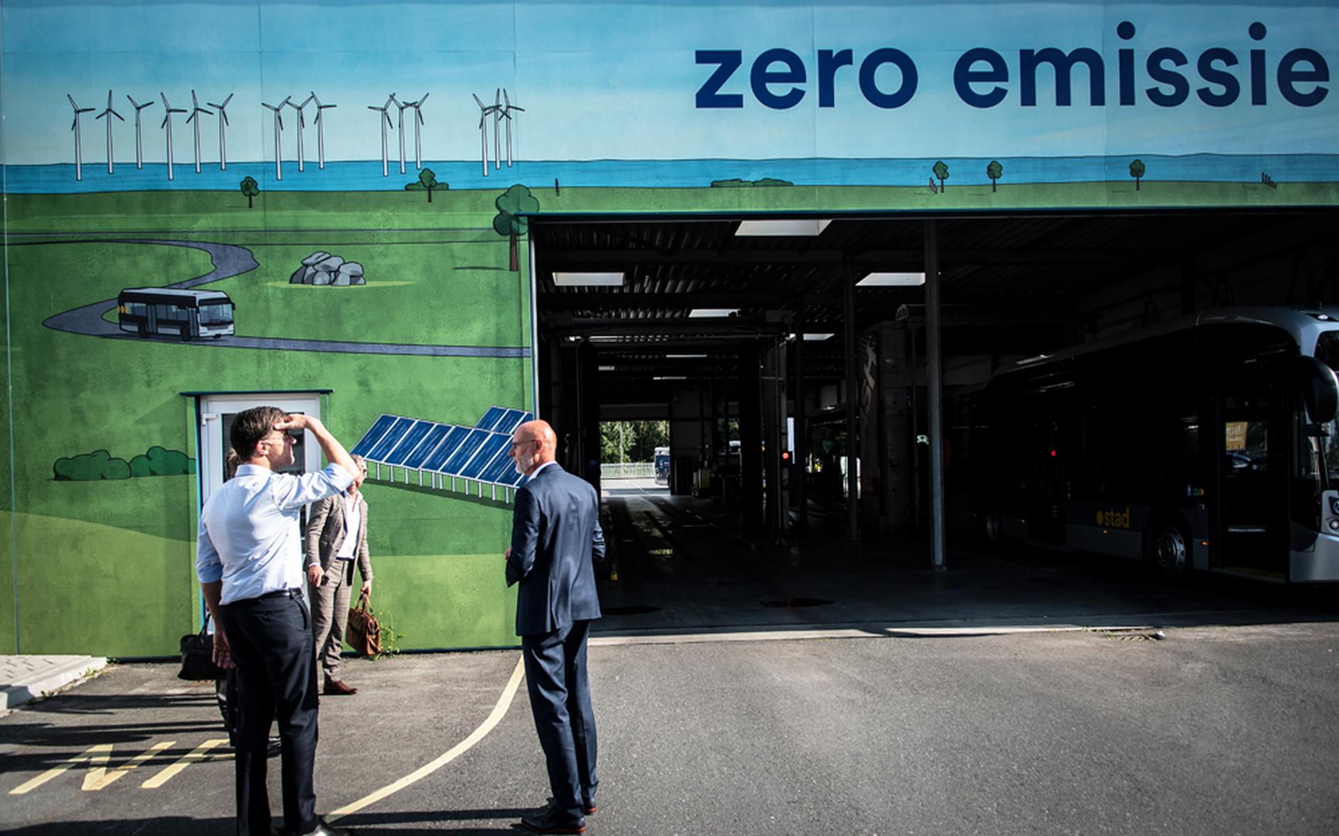 Demissionair minister-president Mark Rutte bezoekt de Groningse busremise met waterstofbussen van OV-bureau Groningen Drenthe. Rutte's bezoek was in het kader van de schadeafhandeling en versterkingsoperatie, en de energietransitie in de regio.