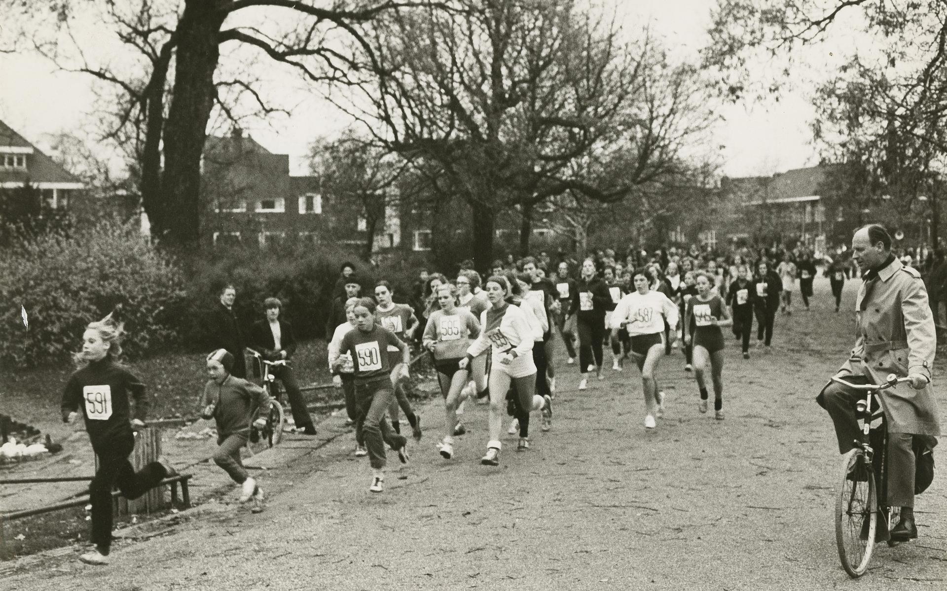 In 1969 doen voor het eerst dames en meisjes mee aan de Plantsoenloop.