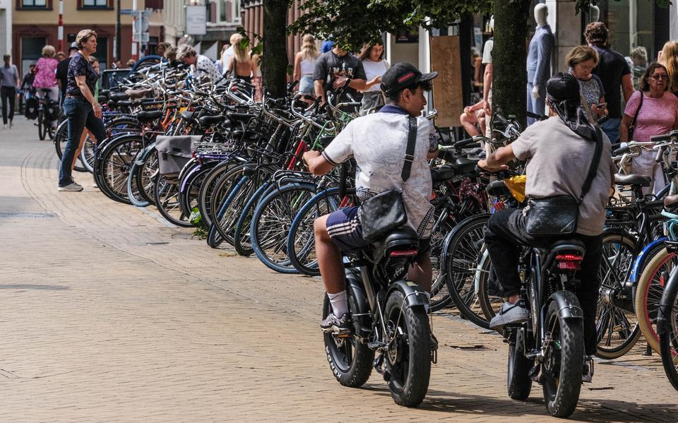 Fatbikes in de Brugstraat in Groningen. 