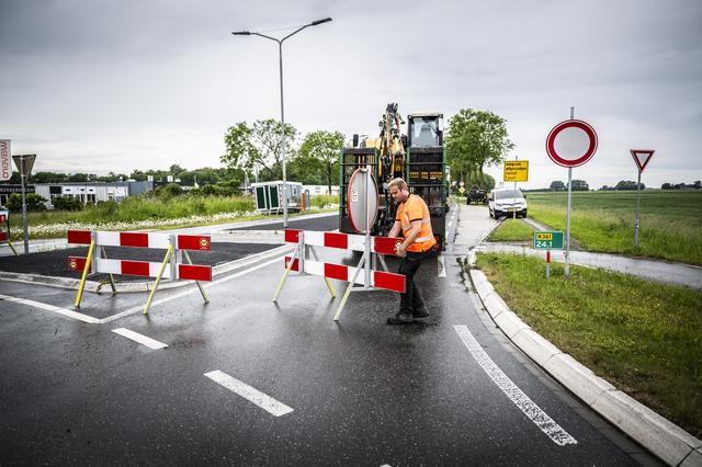 De N361 naar Lauwersoog is vijf weken gestremd wegens asfalteringswerk tussen Leens en Vierhuizen. H