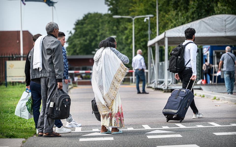 Asielzoekers melden zich in Nederland eerst naar Ter Apel. Omdat er te weinig opvangplekken in het land zijn, is het in de opvang van het COA in Ter Apel regelmatig te druk. 