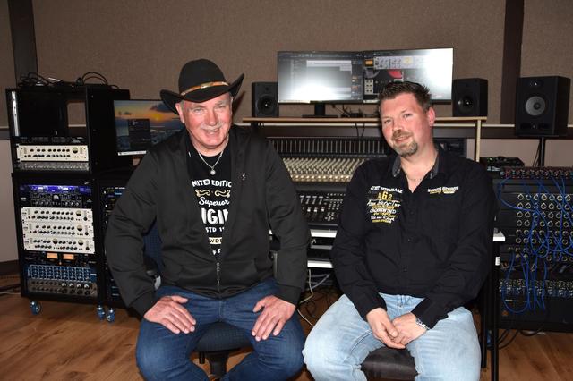 Maginus (67) maakt lied over zijn woonplaats Zwartemeer. ‘Ik hoop dat iedereen het meezingt tijdens 