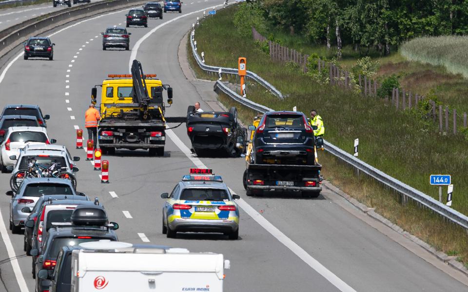 Een Nederlander is op de snelweg in Duitsland net over de grens bij Emmer-Compascuum zwaargewond geraakt. De automobilist kwam met het voertuig op de kop terecht. 