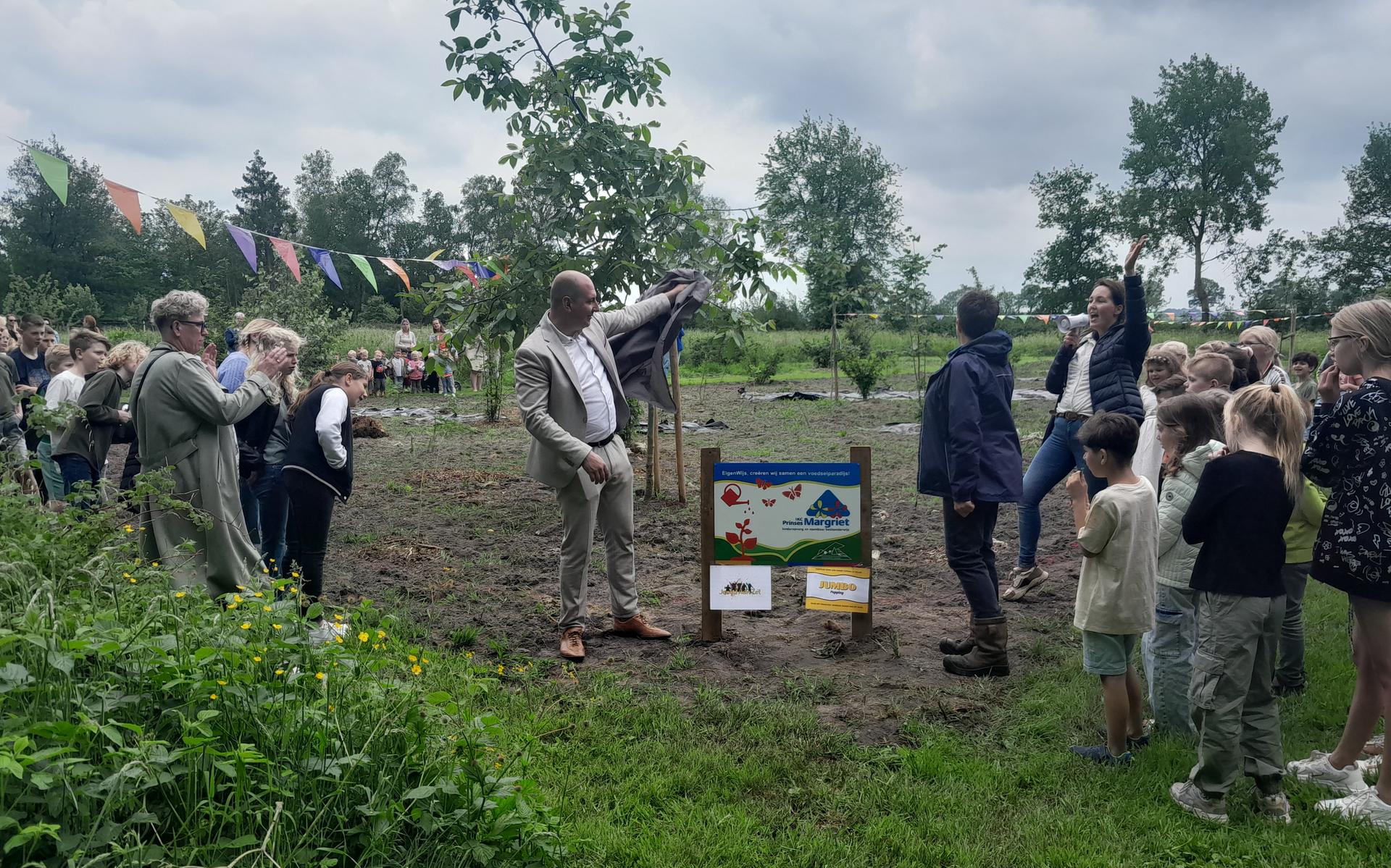'EigenWijs creëren wij samen een voedselparadijs'. Wethouder Rico Schans loopt voorop in feestelijke