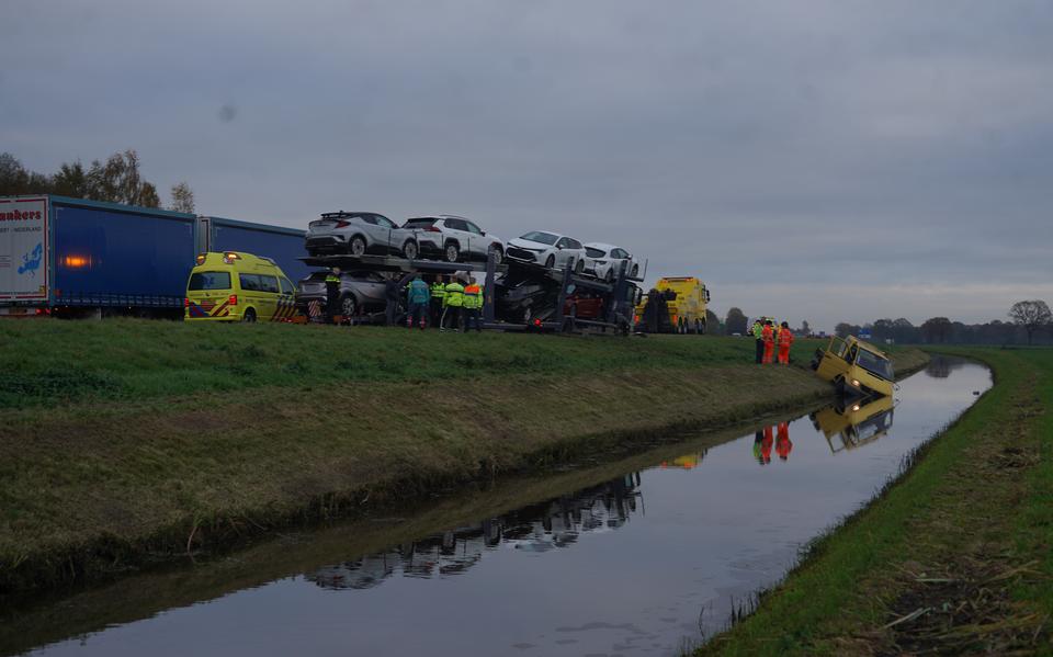 Flinke file op A28 na ongeval met vrachtwagen en meerdere autos bij de Wijk.