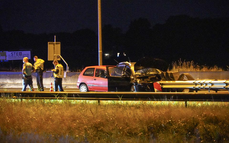Ongeluk met twee autos op A28 tussen Groningen en Haren, bestuurders gewond.