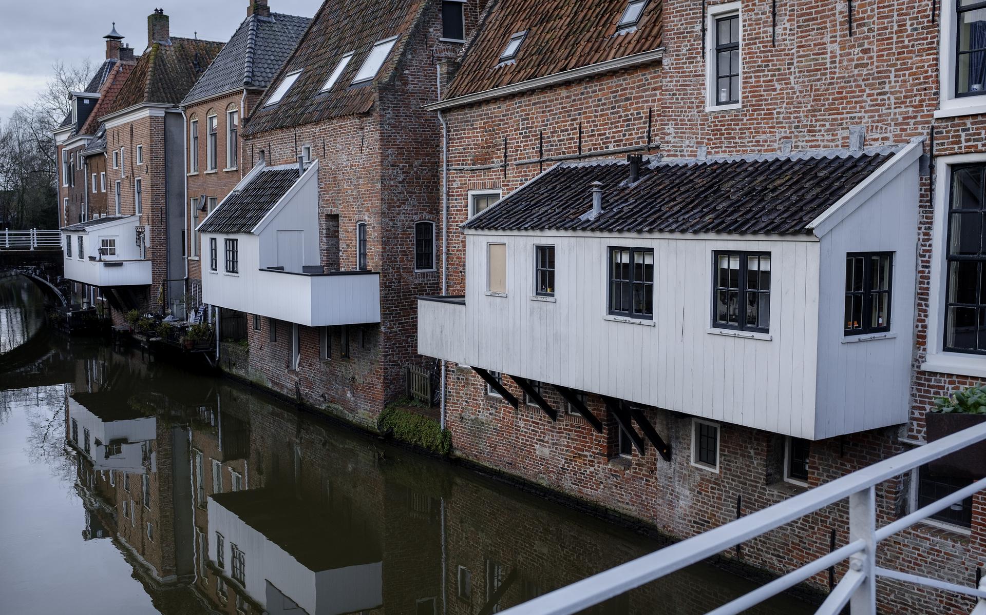 De hangende keukens boven het Damsterdiep in Appingedam.