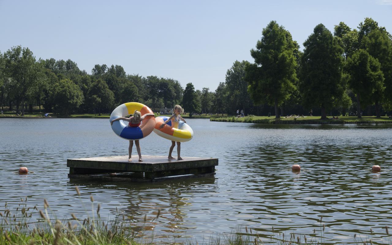 Zomerse dag aan de Hoornse Plas in Groningen Zomerse dag aan de Hoornse Plas in Groningen
