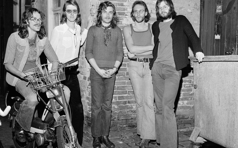 Solution, in de bezetting in 1974. Van links naar rechts Guus Willemse, Tom Barlage, Hans Waterman, Chiel Pos en Willem Ennes.