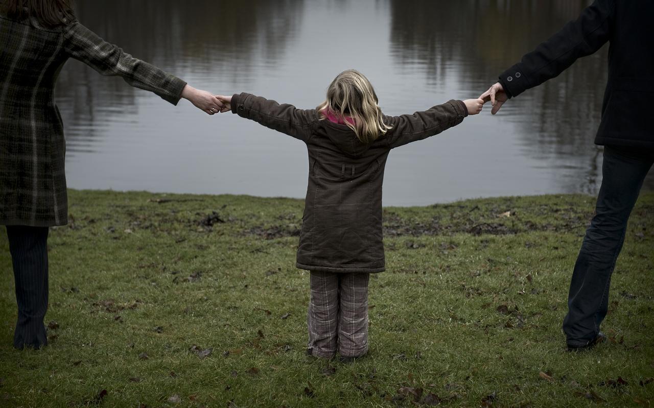Kinderen komen vaak met zichzelf in de problemen als de ene ouder zegt dat de ander niet deugt. De foto is geënsceneerd. Kinderen komen vaak met zichzelf in de problemen als de ene ouder zegt dat de ander niet deugt. De foto is geënsceneerd.