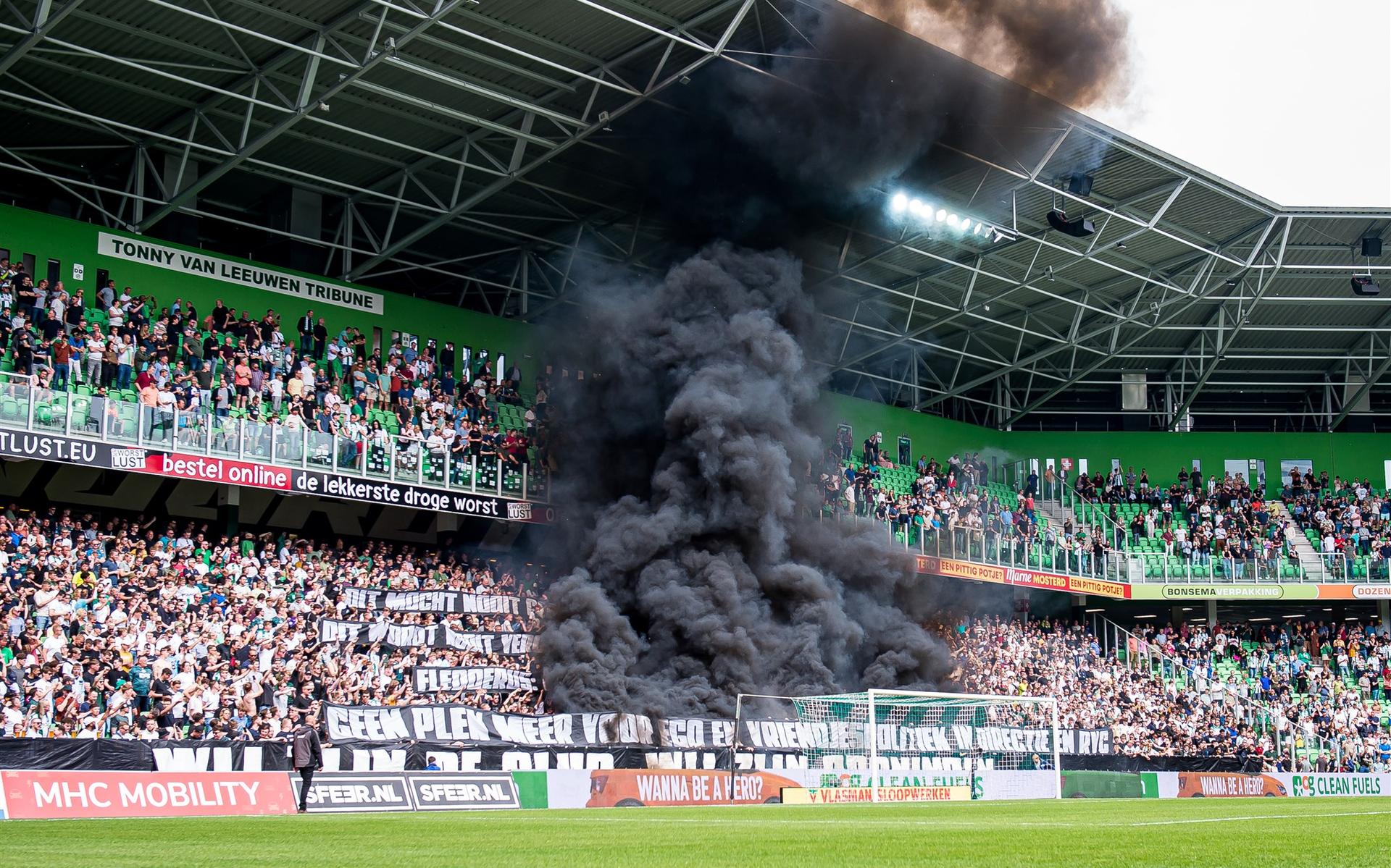 Voorafgaand aan de wedstrijd werden er op de tribune al rookpotten afgestoken.