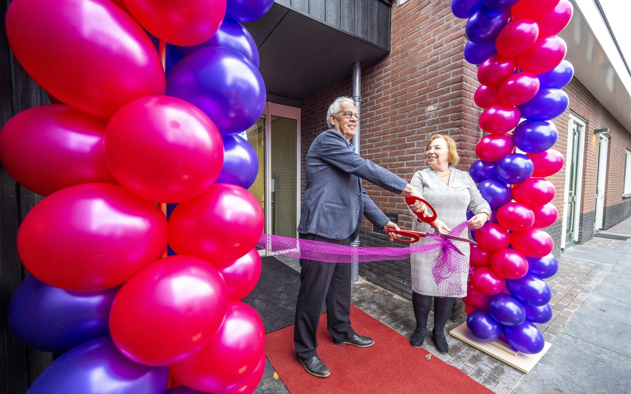 Piet Gorter en Margriet Greving openen het nieuwe hospice Het Alteveer in Assen.