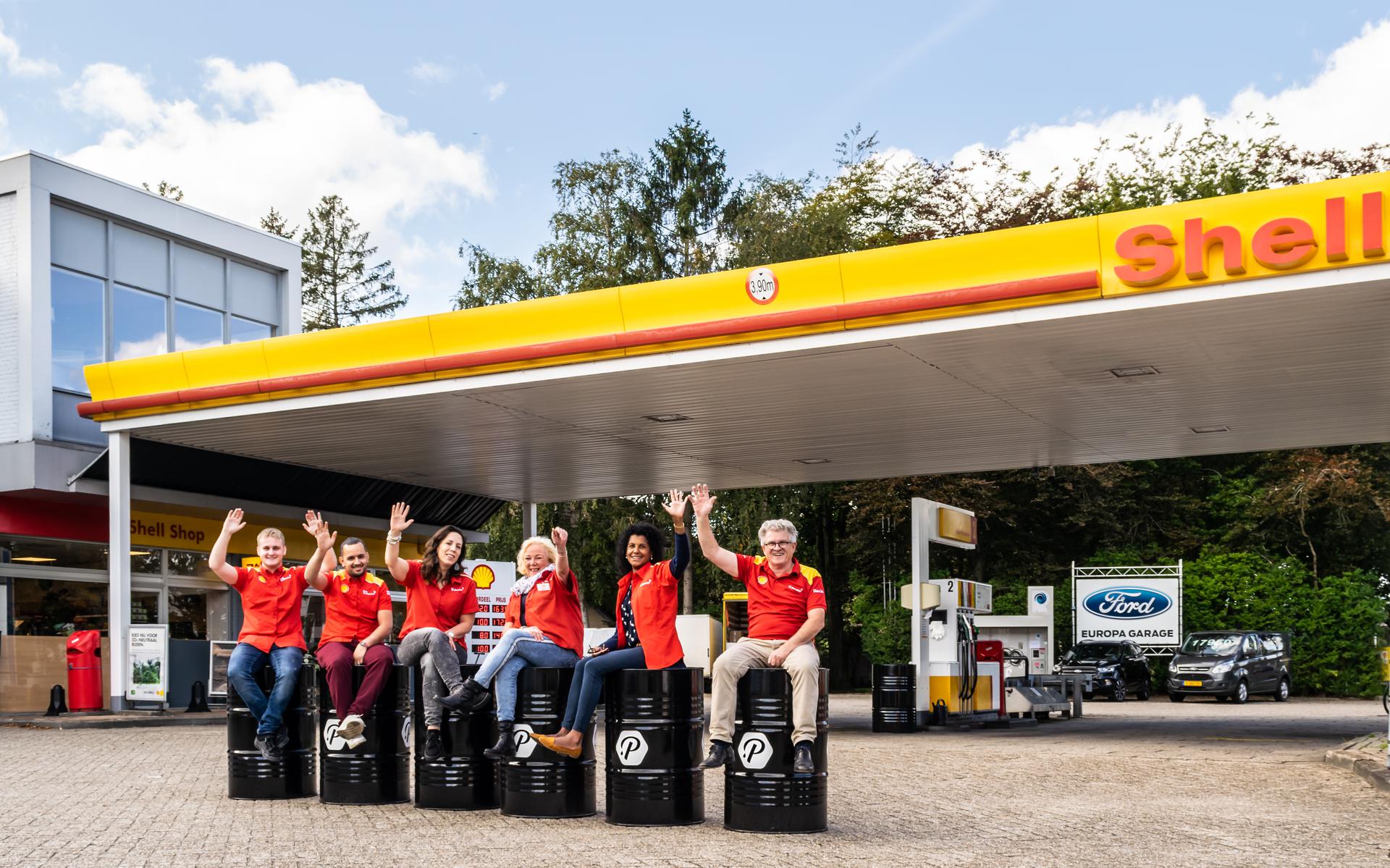 Medewerkers van het tankstation aan de Coevorder Europaweg. Foto: Matthijs Bakker
