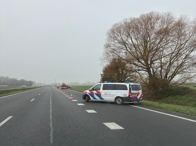 Met 105 kilometer per uur klapt vrouw (40) uit Haren op auto met pech bij Assen. Inzittende overlijd