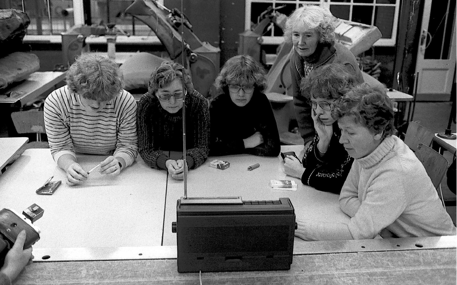 Ouderwets radio luisteren. Foto archief DvhN