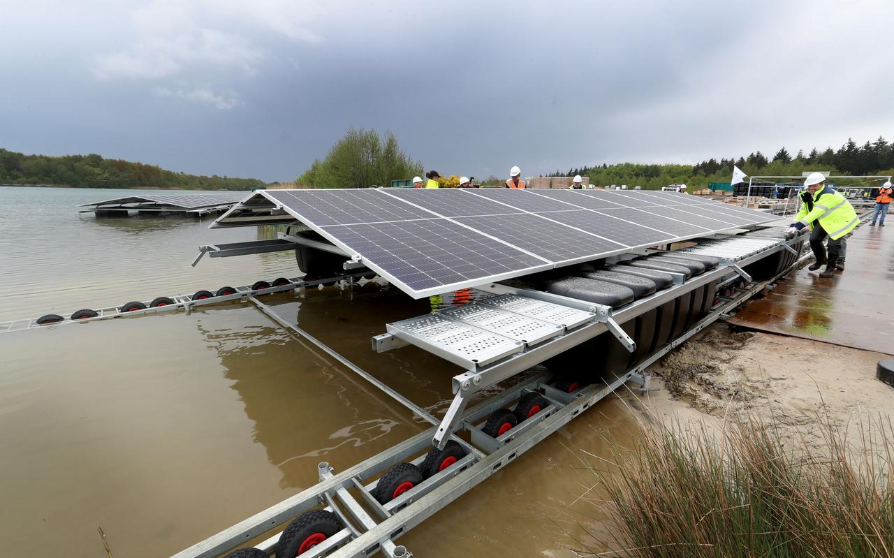 Het bootje met zonnepanelen wordt de plas in geduwd Het bootje met zonnepanelen wordt de plas in geduwd