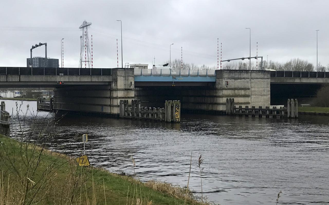 De Driebondsbrug in Groningen wordt al enige tijd vanwege software storingen niet bediend. De Driebondsbrug in Groningen wordt al enige tijd vanwege software storingen niet bediend.