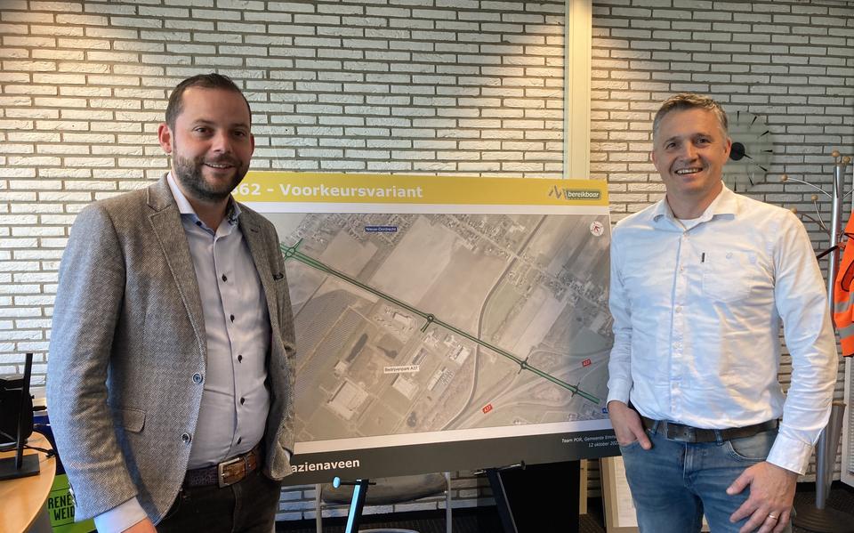 Wethouder René van der Weide (links) met ambtenaar Herrald van der Helm, die nauw bij het project is betrokken.